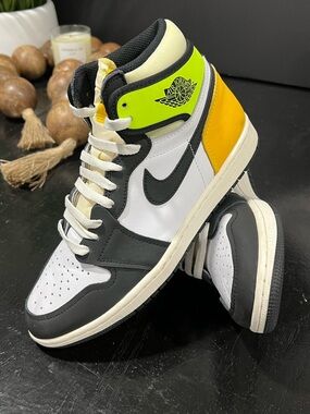 Nike Air Jordan Jordan 1 Retro High OG Volt. White, Black, University Gold